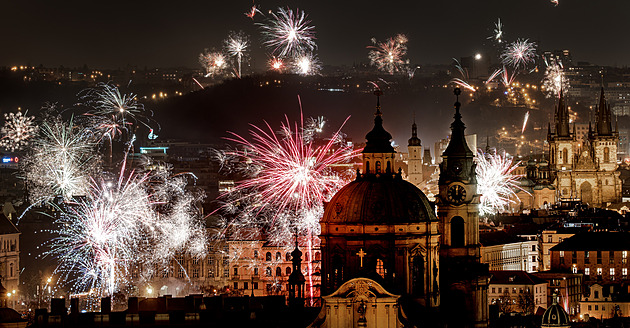 Zapálené koše, zbytky pyrotechniky. Hasiči řešili 259 požárů, méně než loni