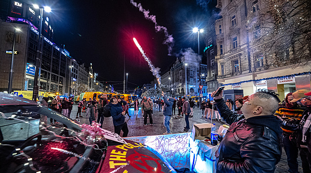 Zapálené koše, zbytky pyrotechniky. Hasiči řešili 259 požárů, méně než loni