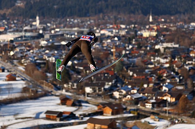 Skokanka Indráčková v Oberstdorfu spadla. Jsem v pořádku, ujistila