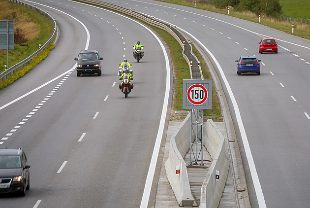Dispečink na D3 spatřil auto v protisměru, policie dálnici uzavřela