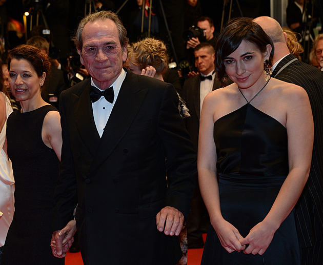 Tommy Lee Jones přišel o dceru Victorii, zahrála si s ním v Mužích v černém