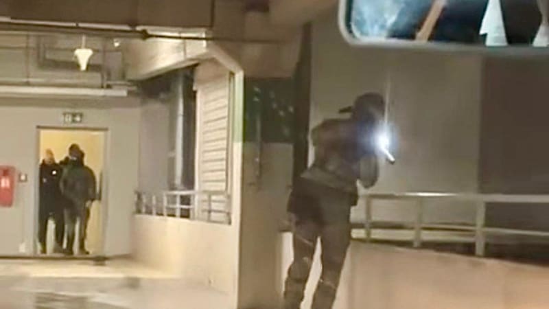 Útok nožem v hradeckém obchodním centru. Dva lidé jsou zraněni, pachatele zadržela policie