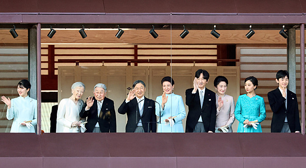 Na japonského císaře pokřikoval naháč. Policisté jej zabalili do deky