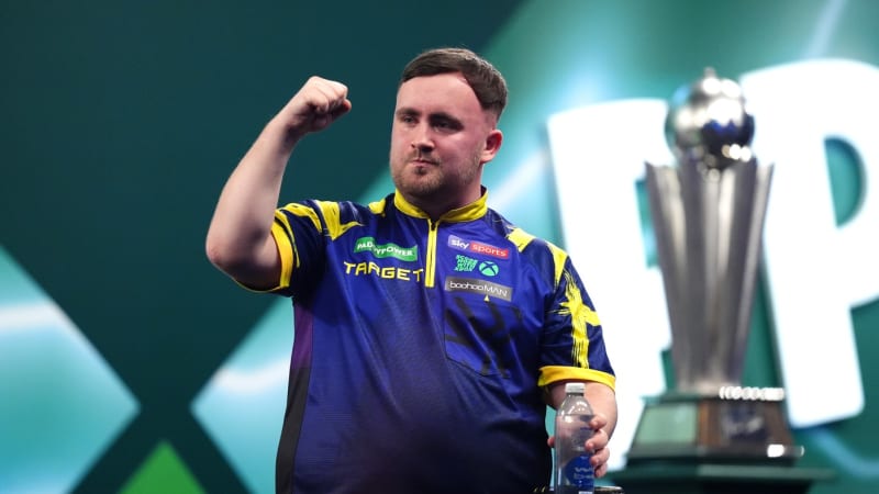 Famózní anglický mladík ovládl šipkařský šampionát. Za obhajobu titulu bere milion liber