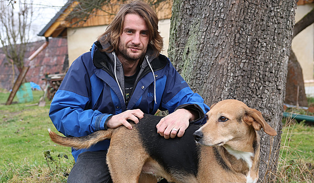 Voda mu vzala dům, klíště málem tělo. Po nemoci se vrací k práci stromolezce