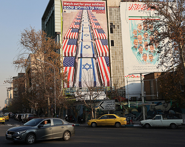 Uprchne Chameneí do Moskvy? Íránu hrozí venezuelský scénář, Trump zesiluje tlak