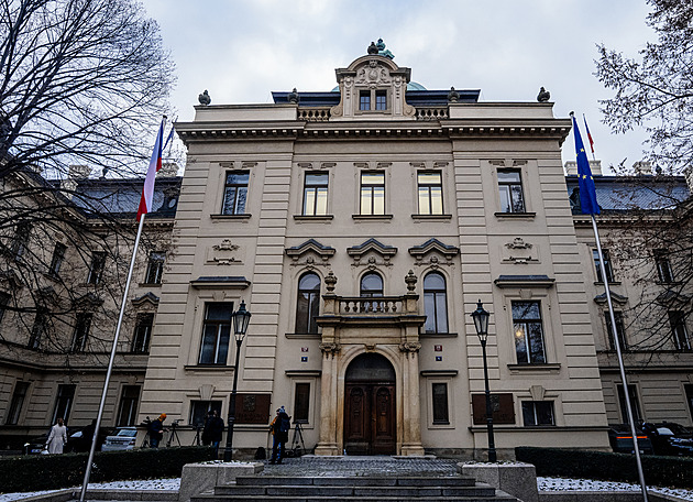 Před Úřadem vlajky už také nevisí vlajka Ukrajiny. Místo ní je vlajka EU