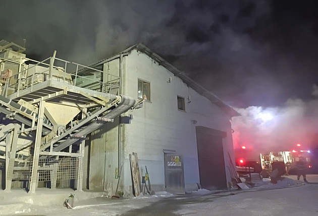 Požár elektrorozvodny způsobil pětimilionovou škodu, hasiče potrápil mráz