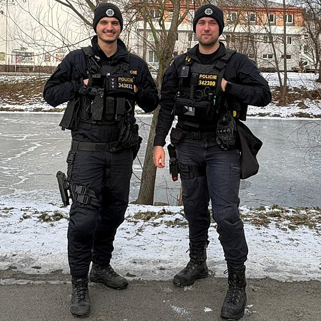 Opilý muž se vydal na zamrzlou řeku pro spadlý mobil, prolomil se pod ním led