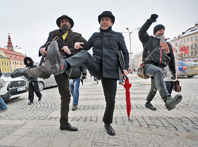 Buřinky i aktovky. Fanoušci Monty Pythonů se městy prošli švihlou chůzí