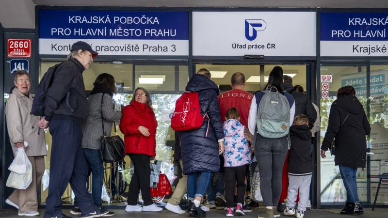 Nekonečné čekání na superdávku: Musím si půjčovat, abych si udržela bydlení, říká samoživitelka