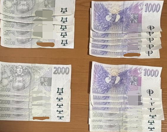 K tisícům rozházeným po Chomutově se majitel nehlásí. Čekal by ho přísný výslech