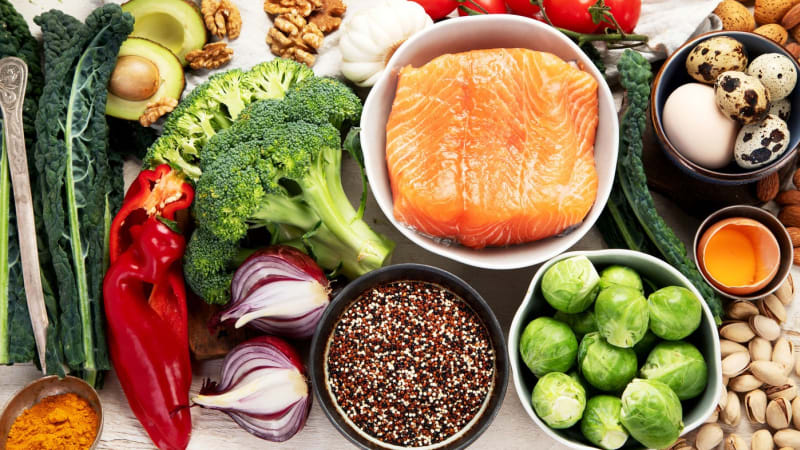 Čtyři kroky, jak stravou „vyhladovět“ rakovinu: Onkolog řekl, co sám jí a čemu se vyhýbá