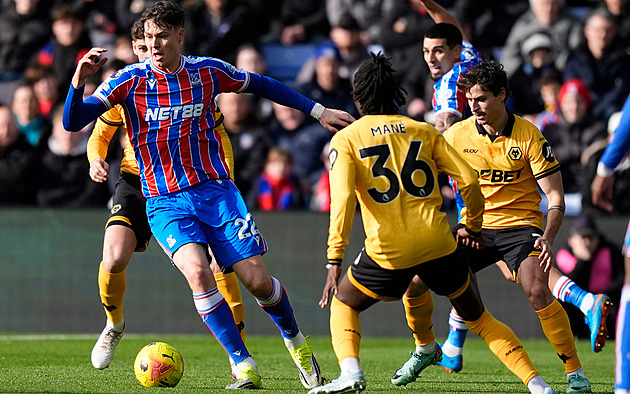 ONLINE: Krejčí vidí první červenou kartu v Anglii, pak hraje Arsenal na Tottenhamu