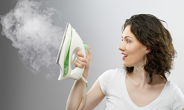 Na žehličku vezměte ocet a zubní pastu, při žehlení využijte správné fígle