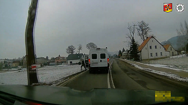 Řidič za jízdy vyskočil z ukradeného obytňáku, nezastavil ho ani policejní pás