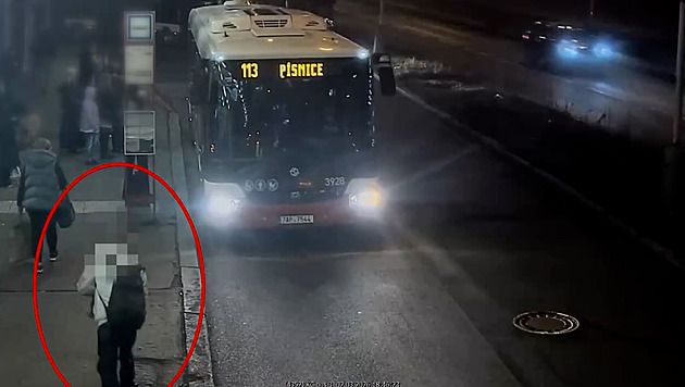 Agresivní muž blokoval MHD, se staženými kalhotami zmateně pobíhal po zastávce