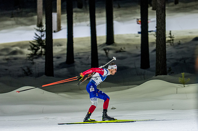 Biatlon ONLINE: Hák předává štafetu Krčmářovi na posledním úseku na 17. místě