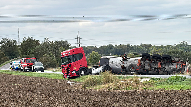 Při srážce auta s kamionem zemřeli dva lidé, silnice u Velvar je uzavřená