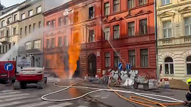 Požár na Letné. Od potrubí chytly fasády domů, hasiči čekají na dohoření plynu