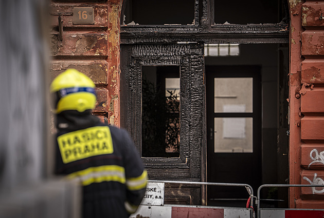 Po požáru je dům v Holešovicích neobyvatelný. Lidé půjdou do náhradních bytů