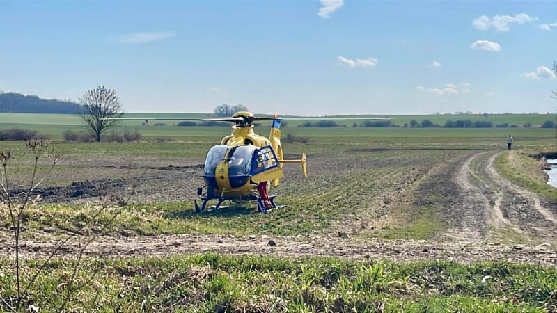 Řidič na Vrchlabsku s autem vletěl do sloupu. K nehodě poslali vrtulník