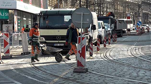 Jako dopravní bludiště. Rozkopaná Vinohradská třída komplikuje život Pražanů