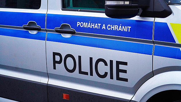 Policejní manévry v centru Prahy. Ozbrojený muž se zabarikádoval v bytě