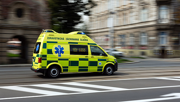 Žena s třemi a půl promile narazila na elektrokoloběžce do auta, druhý den zemřela