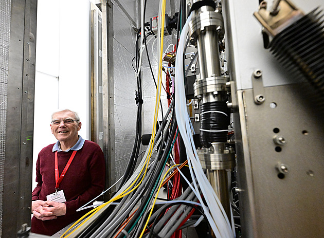 Brněnský mikroskop posouvá hranice. Pozoruje atomy, které přitom nepoškodí