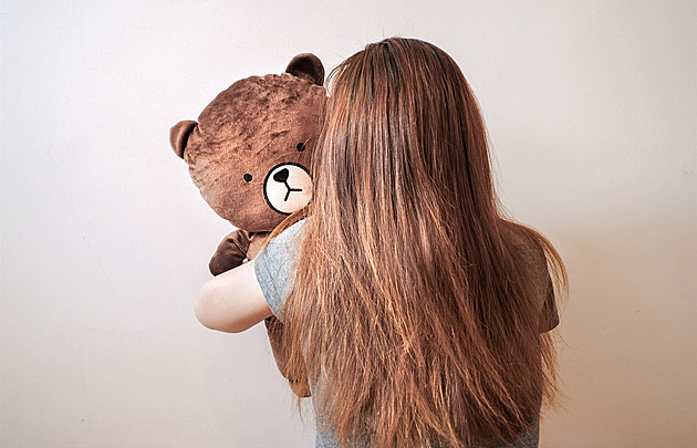 Zneužívali své i nevlastní dcery, fotili je v intimních pozicích, viní policie pár