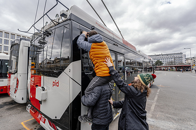 OBRAZEM: První jízda trolejbusu na nové lince 52, svezly se desítky lidí