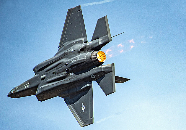 Sestřelili jsme americký letoun F-35, pilot zřejmě nepřežil, tvrdí Írán
