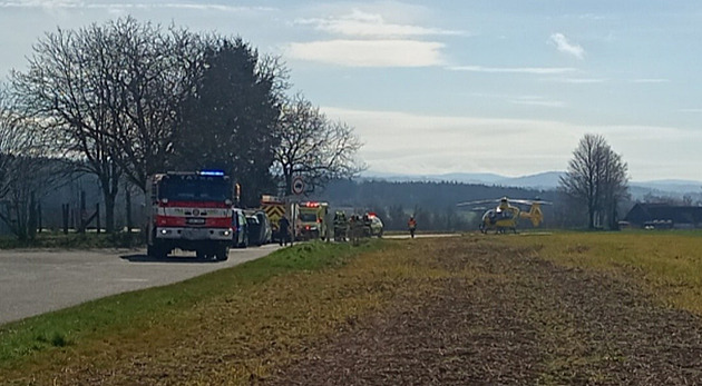 Motorkář na Náchodsku havaroval do stromu, letěl pro něj vrtulník