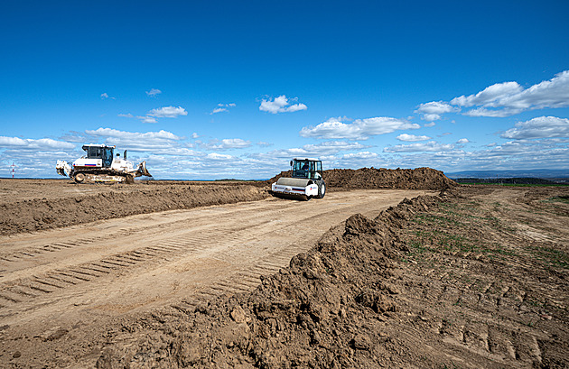 Téměř kilometrový tunel a 24 mostů. Stavba posledního úseku D11 opožděně začala