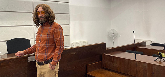 Bůh šašek v paruce. Tentokrát ho viní z urážení sociálních pracovnic i soudkyně