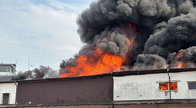 Dým nad Žižkovem. Hoří ubytovna, obyvatele zachraňují s pomocí žebříků