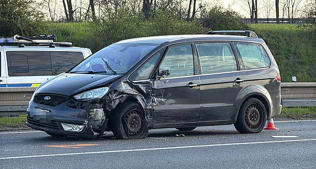 Srážka dvou aut a kamionu u Zdib. Řidič jednoho z vozů od nehody utekl
