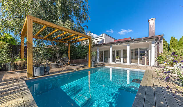 Útěk z Dobříše do Prahy. Sen o vlastním domě se změnil v rekonstrukční peklo