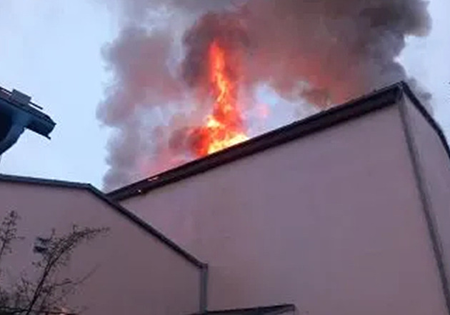 V Brně hoří sklad plastů. Hasiči vyhlásili třetí stupeň poplachu, lidé nemají větrat