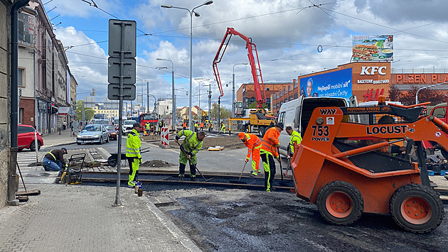 Práce u Nového divadla v Plzni vrcholí, řidiči si ještě počkají v kolonách