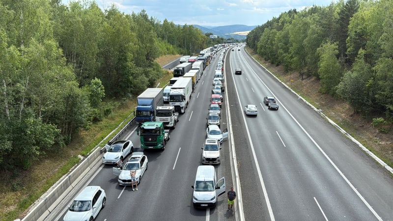 Střet náklaďáku s osobním autem na D5: Dálnice na Prahu stojí, na místě zasahují záchranáři