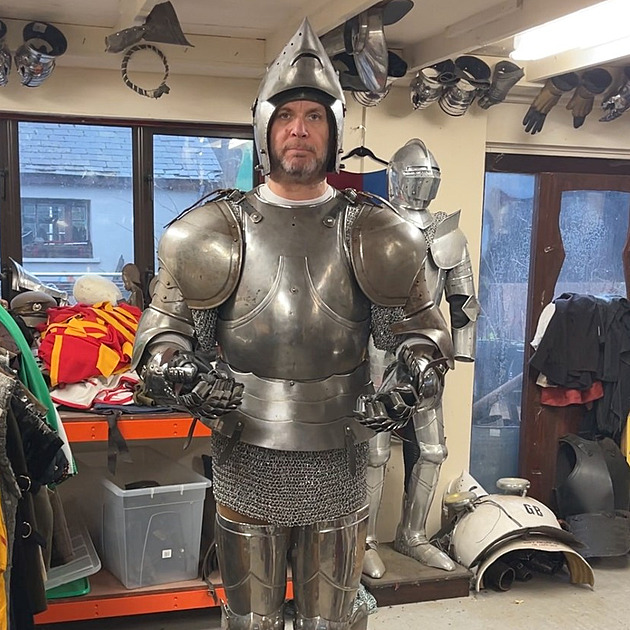 Muž šestkrát porazil rakovinu, teď chce v brnění uběhnout maraton