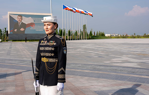 Babiš si v Kazachstánu převzal řád a nabídl letouny. V Uzbekistánu ho vítaly billboardy