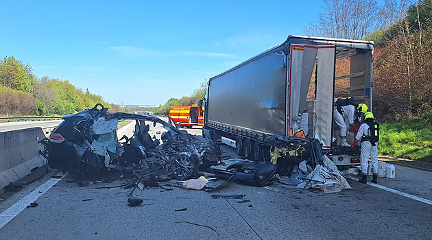 Srážka kamionu s autem na D1. Směr do Polska stojí, pro zraněného letěl vrtulník