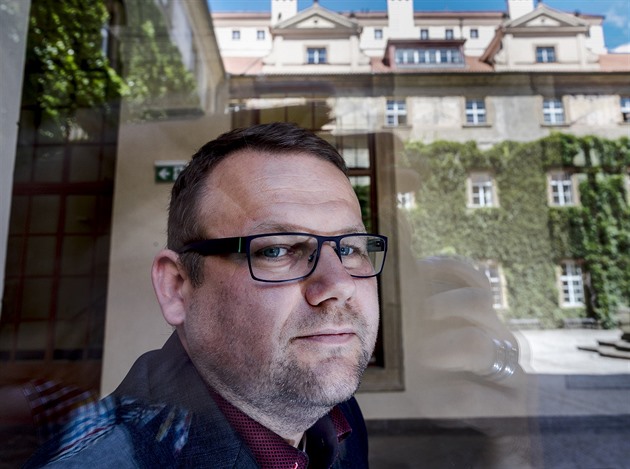 V sedmnácti se stal šéfem sekretariátu. Syn vlivného úředníka po měsíci skončil