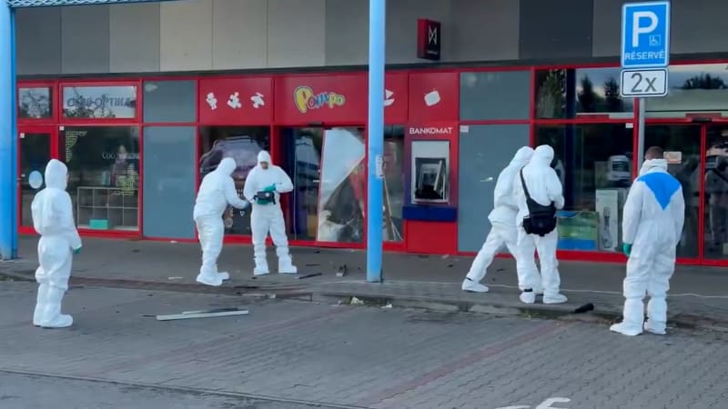 V pražském obchodním centru někdo odpálil bankomat. Pachatel unikl před vrtulníkem i psovodem