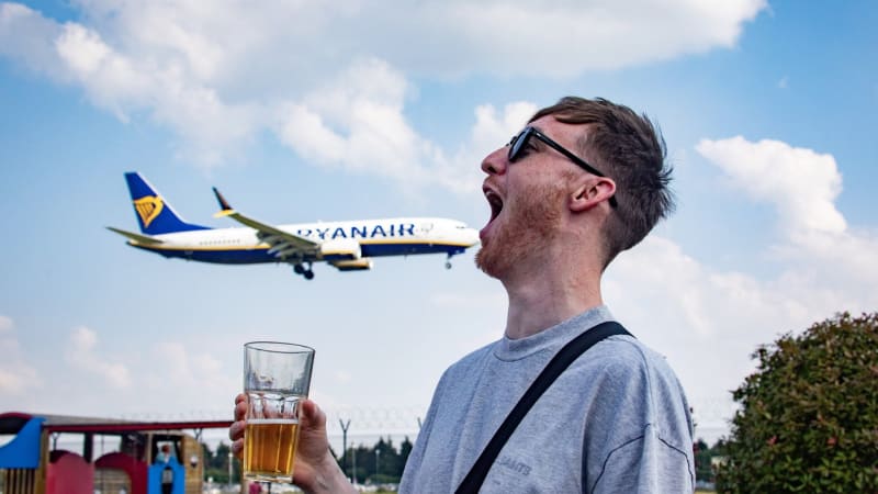 Kdo potřebuje pít ráno pivo? Šéf Ryanairu brojí proti podávání alkoholu na letištích