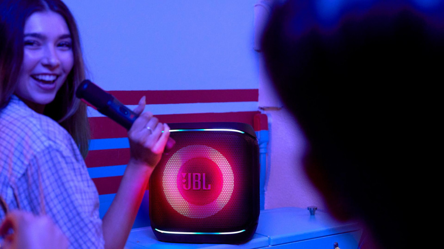Květnová akce Zamiluj si JBL! Využijte atraktivní slevu na kompaktní párty reproduktor s mikrofonem