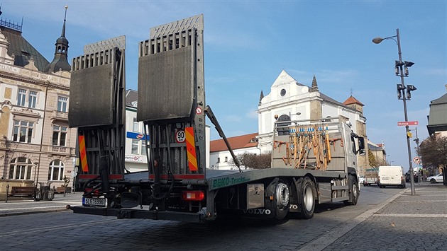Centrum Turnova zahlcují tisíce aut denně, město volá po obchvatu
